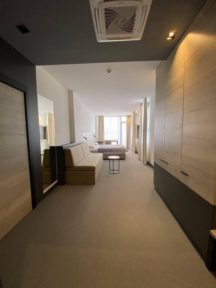 Super Seven Inn Belgrado Quarto foto
